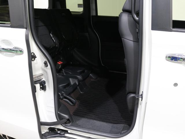 後席を跳ね上げれば高さのあるものも積めます。