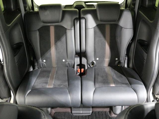 後部座席もゆったり座れます。