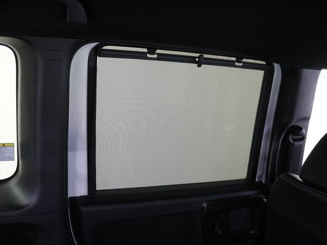 後席はサンシェード付きです。