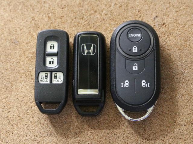 スマートキーです。キーを携帯しているだけで、ドアロックの開閉やエンジンの始動が可能です。