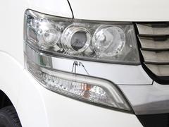 ＨＩＤ（ディスチャージド）ヘッドライトが明るく遠くまで照らし、夜道や雨天などでの走行をサポートします。 7