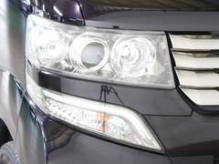 ＨＩＤ（ディスチャージド）ヘッドライトが明るく遠くまで照らし、夜道や雨天などでの走行をサポートします。 7