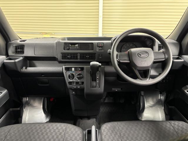 ハイゼットカーゴ ＤＸ　防錆塗装済み　ＣＶＴ　ＡＭ／ＦＭラジオ　電子制御式４ＷＤ　パワステ　エアコン　オートライト　パワーウィンドウ　オーバーヘッドシェルフ　フルフラット荷室　キーレスエントリー　スマートアシスト（4枚目）