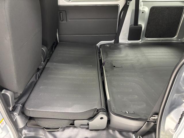 ハイゼットカーゴ ＤＸ　防錆塗装済み　ＣＶＴ　ＡＭ／ＦＭラジオ　電子制御式４ＷＤ　パワステ　エアコン　オートライト　パワーウィンドウ　オーバーヘッドシェルフ　フルフラット荷室　キーレスエントリー　スマートアシスト（7枚目）