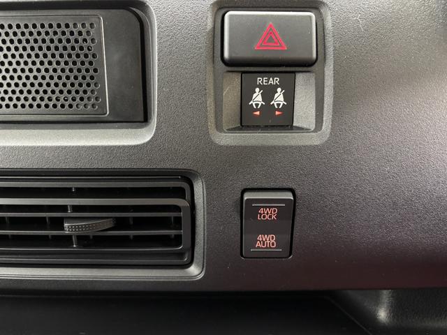 ハイゼットカーゴ ＤＸ　防錆塗装済み　ＣＶＴ　ＡＭ／ＦＭラジオ　電子制御式４ＷＤ　パワステ　エアコン　オートライト　パワーウィンドウ　オーバーヘッドシェルフ　フルフラット荷室　キーレスエントリー　スマートアシスト（12枚目）