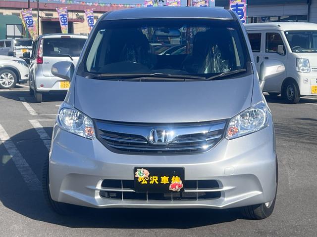 フリード Ｇ　ジャストセレクション　両側パワスラ　６人乗り　ナビ　ワンセグ　フリップダウンモニター　バックカメラ　クルコン　ＨＩＤヘッドライト　オートライト　ＥＴＣ　横滑り防止　エアコン　パワステ　ＡＢＳ　スマートキー（3枚目）