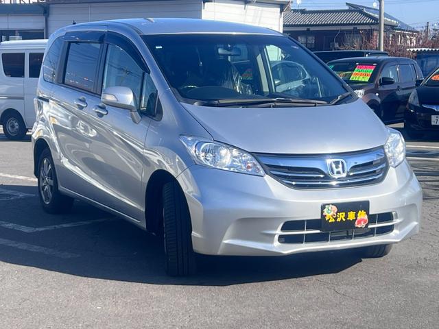 フリード Ｇ　ジャストセレクション　両側パワスラ　６人乗り　ナビ　ワンセグ　フリップダウンモニター　バックカメラ　クルコン　ＨＩＤヘッドライト　オートライト　ＥＴＣ　横滑り防止　エアコン　パワステ　ＡＢＳ　スマートキー（4枚目）