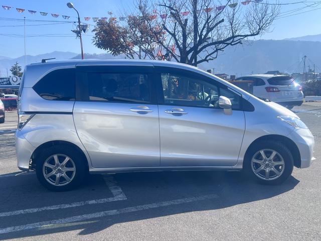 フリード Ｇ　ジャストセレクション　両側パワスラ　６人乗り　ナビ　ワンセグ　フリップダウンモニター　バックカメラ　クルコン　ＨＩＤヘッドライト　オートライト　ＥＴＣ　横滑り防止　エアコン　パワステ　ＡＢＳ　スマートキー（5枚目）