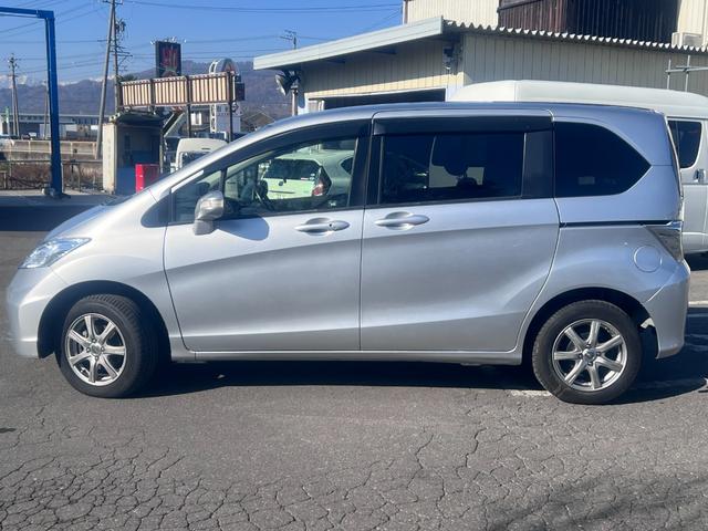 フリード Ｇ　ジャストセレクション　両側パワスラ　６人乗り　ナビ　ワンセグ　フリップダウンモニター　バックカメラ　クルコン　ＨＩＤヘッドライト　オートライト　ＥＴＣ　横滑り防止　エアコン　パワステ　ＡＢＳ　スマートキー（6枚目）