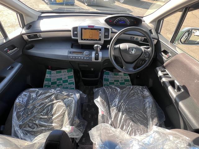 フリード Ｇ　ジャストセレクション　両側パワスラ　６人乗り　ナビ　ワンセグ　フリップダウンモニター　バックカメラ　クルコン　ＨＩＤヘッドライト　オートライト　ＥＴＣ　横滑り防止　エアコン　パワステ　ＡＢＳ　スマートキー（14枚目）