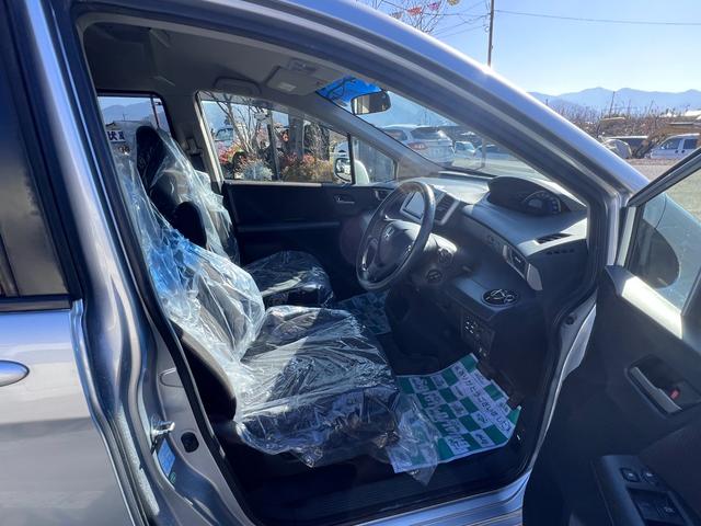 フリード Ｇ　ジャストセレクション　両側パワスラ　６人乗り　ナビ　ワンセグ　フリップダウンモニター　バックカメラ　クルコン　ＨＩＤヘッドライト　オートライト　ＥＴＣ　横滑り防止　エアコン　パワステ　ＡＢＳ　スマートキー（15枚目）