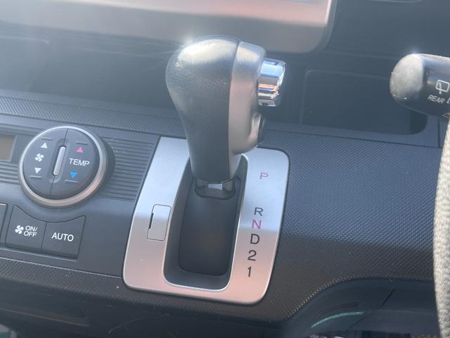 フリード Ｇ　ジャストセレクション　両側パワスラ　６人乗り　ナビ　ワンセグ　フリップダウンモニター　バックカメラ　クルコン　ＨＩＤヘッドライト　オートライト　ＥＴＣ　横滑り防止　エアコン　パワステ　ＡＢＳ　スマートキー（30枚目）