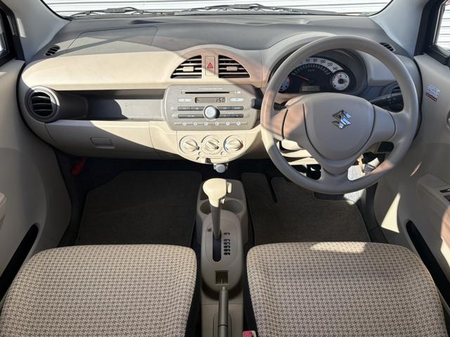 運転席廻りの画像です。操作スイッチ類もキレイな状態です。専門のスタッフが内外装を清掃・きめ細かい箇所までクリーニングしています。