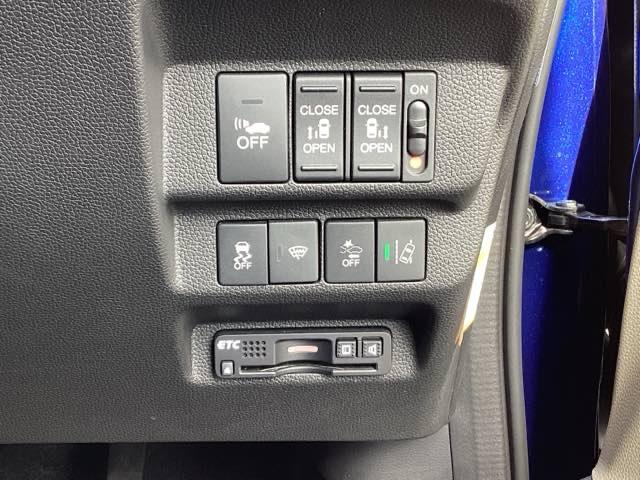 フリードハイブリッド ハイブリッド・Ｇホンダセンシング　４ＷＤ　ワンセグ／ブルートゥース　　　　　　　　　　　　　　　　　　　　　　　　シートヒーター（前席）　ホンダセンシング　ＬＥＤヘッド　ＡＷ純正（10枚目）
