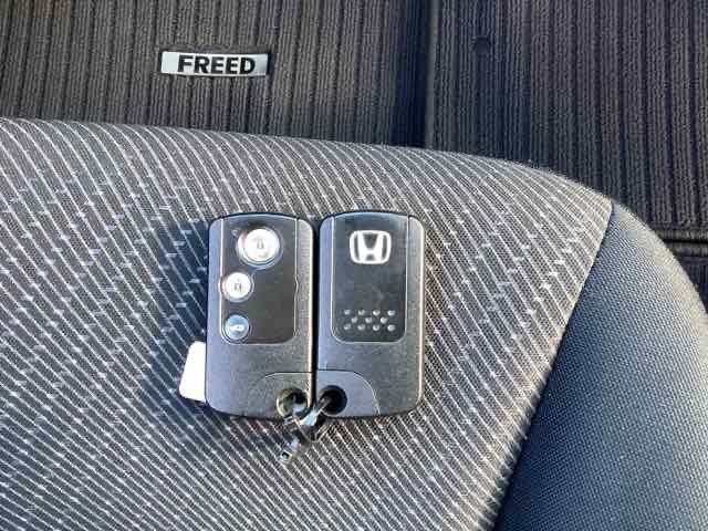 フリードハイブリッド ジャストセレクション 社外フルセグナビ/ブルートゥース HIDヘッドライト 社外AW 片側パワースライドドア(21枚目)
