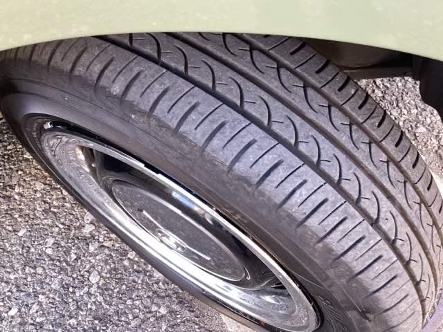 自社整備工場で点検整備をおこなってからお渡ししています。車検が残っている場合は『１２ヶ月点検整備』を、車検整備付きの場合は『車検整備』をおこないます。整備費用は車両本体価格に含まれています。