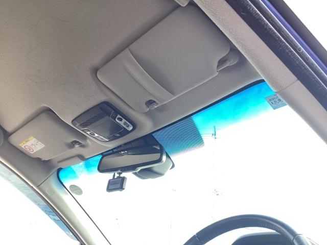 自社整備工場で点検整備をおこなってからお渡ししています。車検が残っている場合は『１２ヶ月点検整備』を、車検整備付きの場合は『車検整備』をおこないます。整備費用は車両本体価格に含まれています。