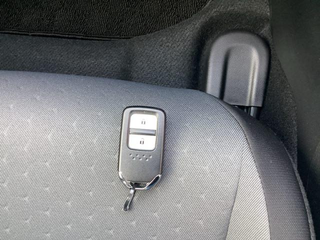 フィット ベーシック 社外ディスプレイオーディオ(リアカメラ無し) ホンダセンシング スマートキー(21枚目)