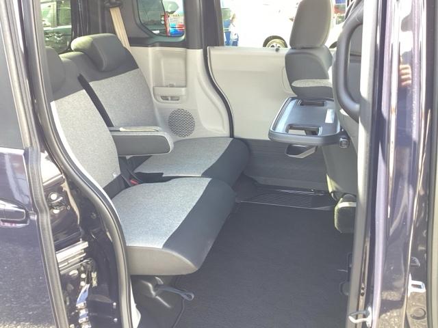 自社整備工場で点検整備をおこなってからお渡ししています。車検が残っている場合は『１２ヶ月点検整備』を、車検整備付きの場合は『車検整備』をおこないます。整備費用は車両本体価格に含まれています。