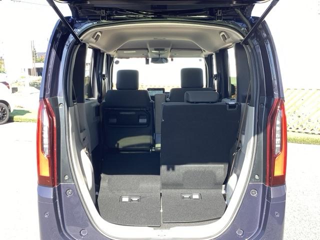 自社整備工場で点検整備をおこなってからお渡ししています。車検が残っている場合は『１２ヶ月点検整備』を、車検整備付きの場合は『車検整備』をおこないます。整備費用は車両本体価格に含まれています。