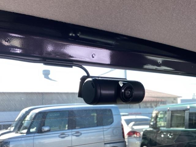 自社整備工場で点検整備をおこなってからお渡ししています。車検が残っている場合は『１２ヶ月点検整備』を、車検整備付きの場合は『車検整備』をおこないます。整備費用は車両本体価格に含まれています。