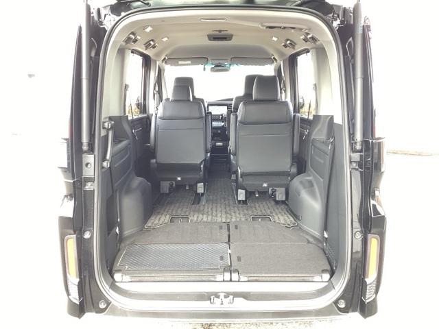 自社整備工場で点検整備をおこなってからお渡ししています。車検が残っている場合は『１２ヶ月点検整備』を、車検整備付きの場合は『車検整備』をおこないます。整備費用は車両本体価格に含まれています。