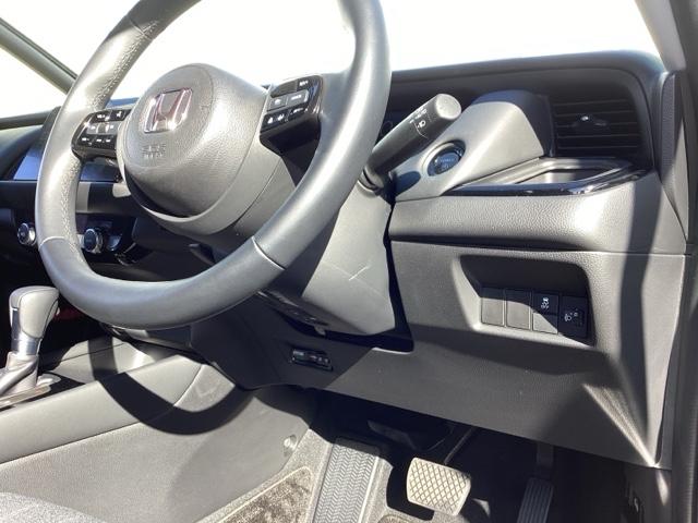 フィット ｅ：ＨＥＶホームブラックスタイル　フルセグナビ／ブルートゥース／ホンダコネクト　　　　　　　　　　　　　　　　　　ドラレコ（前後）　ホンダセンシング　ＬＥＤヘッド　純正ＡＷ（16枚目）