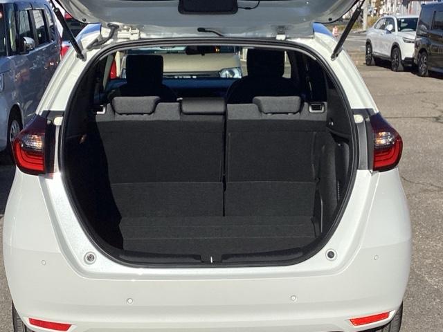 フィット ｅ：ＨＥＶホームブラックスタイル　フルセグナビ／ブルートゥース／ホンダコネクト　　　　　　　　　　　　　　　　　　ドラレコ（前後）　ホンダセンシング　ＬＥＤヘッド　純正ＡＷ（17枚目）