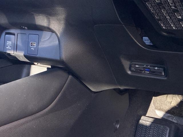 フィット ｅ：ＨＥＶホーム　フルセグナビ／ブルートゥース　　　　　　　　　　　　　　　　　　　　　　　　　　ホンダセンシング　ＬＥＤヘッド　社外ＡＷ（10枚目）