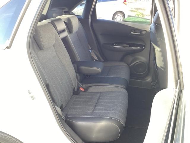 フィット ｅ：ＨＥＶホーム　フルセグナビ／ブルートゥース　　　　　　　　　　　　　　　　　　　　　　　　　　ホンダセンシング　ＬＥＤヘッド　社外ＡＷ（12枚目）