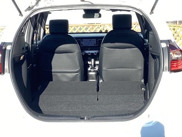 フィット ｅ：ＨＥＶホーム　フルセグナビ／ブルートゥース　　　　　　　　　　　　　　　　　　　　　　　　　　ホンダセンシング　ＬＥＤヘッド　社外ＡＷ（18枚目）