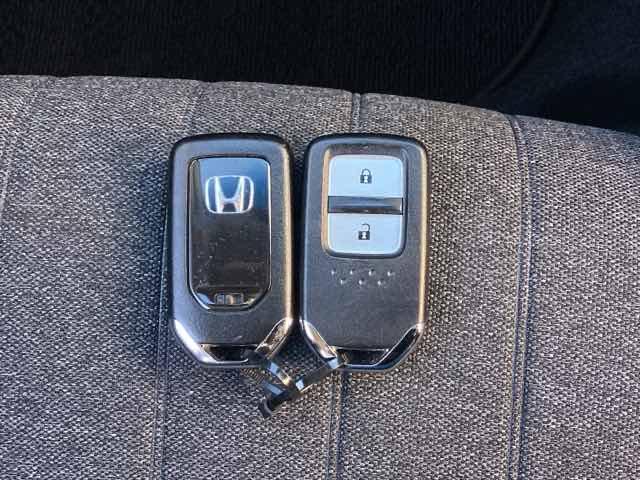 フィット ｅ：ＨＥＶホーム　フルセグナビ／ブルートゥース　　　　　　　　　　　　　　　　　　　　　　　　　　ホンダセンシング　ＬＥＤヘッド　社外ＡＷ（21枚目）