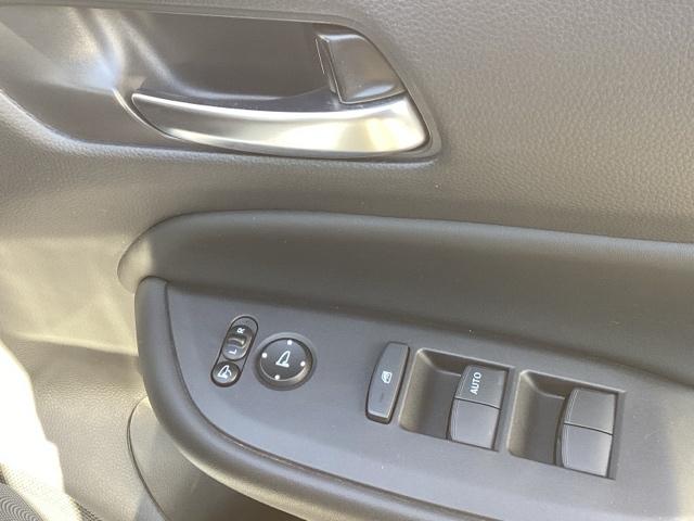 フィット ｅ：ＨＥＶホーム　フルセグナビ／ブルートゥース　　　　　　　　　　　　　　　　　　　　　　　　　　ホンダセンシング　ＬＥＤヘッド　社外ＡＷ（29枚目）