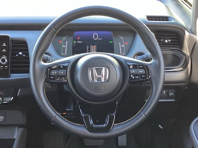 フィット ｅ：ＨＥＶＲＳ　フルセグナビ／ブルートゥース／ホンダコネクト　　　　　　　　　　　　　　　　　　ドラレコ（前後）　ホンダセンシング　ＬＥＤヘッド　純正ＡＷ（15枚目）