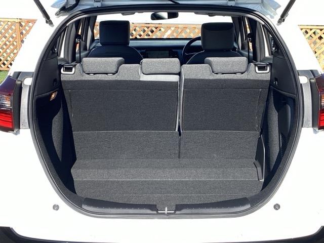 フィット ｅ：ＨＥＶＲＳ　フルセグナビ／ブルートゥース／ホンダコネクト　　　　　　　　　　　　　　　　　　ドラレコ（前後）　ホンダセンシング　ＬＥＤヘッド　純正ＡＷ（17枚目）