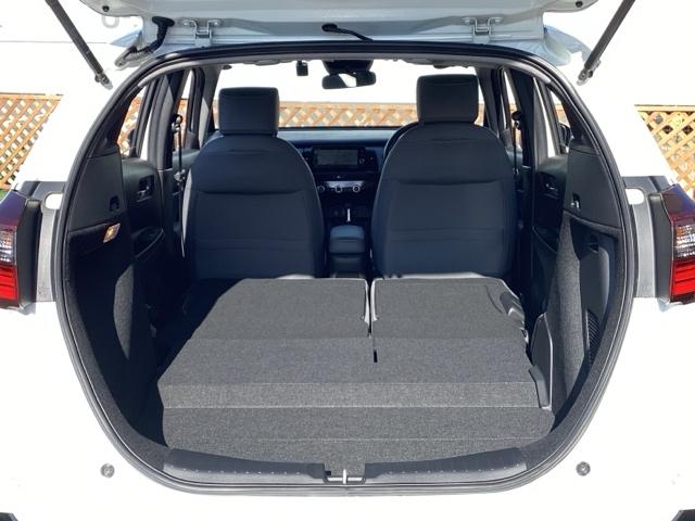 フィット ｅ：ＨＥＶＲＳ　フルセグナビ／ブルートゥース／ホンダコネクト　　　　　　　　　　　　　　　　　　ドラレコ（前後）　ホンダセンシング　ＬＥＤヘッド　純正ＡＷ（18枚目）