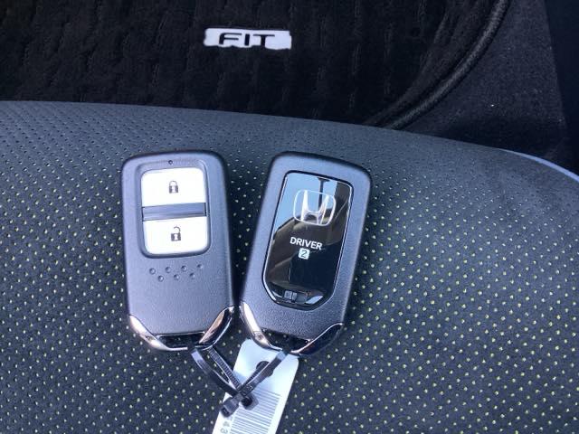 フィット ｅ：ＨＥＶＲＳ　フルセグナビ／ブルートゥース／ホンダコネクト　　　　　　　　　　　　　　　　　　ドラレコ（前後）　ホンダセンシング　ＬＥＤヘッド　純正ＡＷ（21枚目）