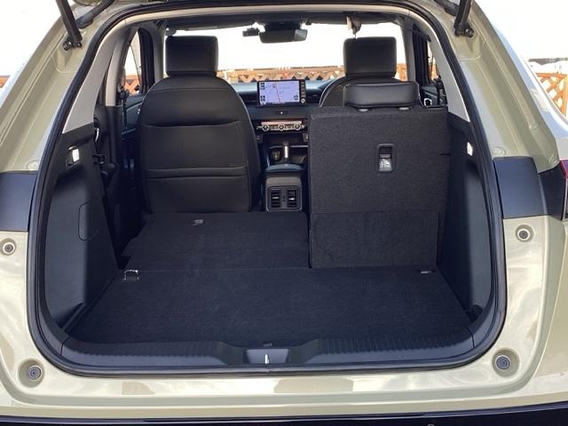 自社整備工場で点検整備をおこなってからお渡ししています。車検が残っている場合は『１２ヶ月点検整備』を、車検整備付きの場合は『車検整備』をおこないます。整備費用は車両本体価格に含まれています。