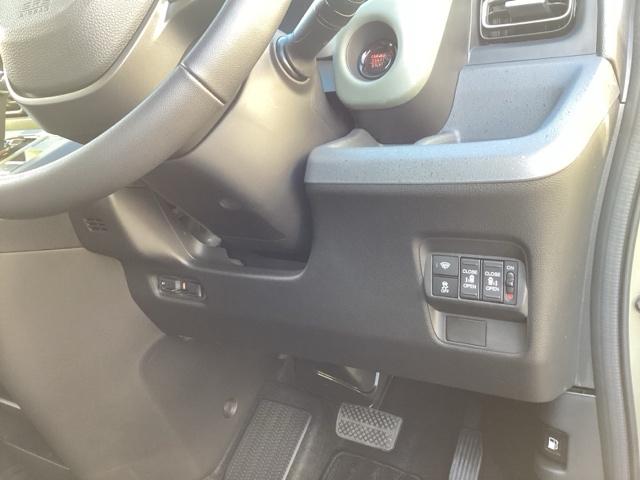 フリード クロスター　フルセグナビ／ブルートゥース／ホンダコネクト　　　　　　　　　　　　　　　　　　ドラレコ（前後）　シートヒーター（前席）　ホンダセンシング　ＬＥＤヘッド（16枚目）