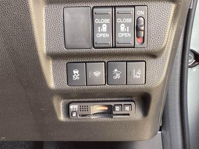 フリード Ｇ・ホンダセンシング　フルセグナビ／ブルートゥース　　　　　　　　　　　　　　　　　　　　　　　　　　シートヒーター（前席）　フリップダウンモニター　ホンダセンシング　ＬＥＤヘッド（10枚目）