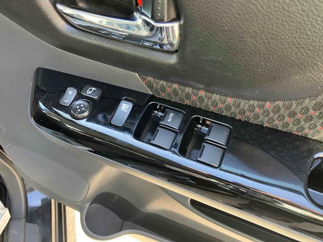 �p���[�E�B���h�E�̃X�C�b�`�ł���B�^�]�Ȃɋ��Ȃ��瑋���J���߂̃R���g���[���ł��܂���B