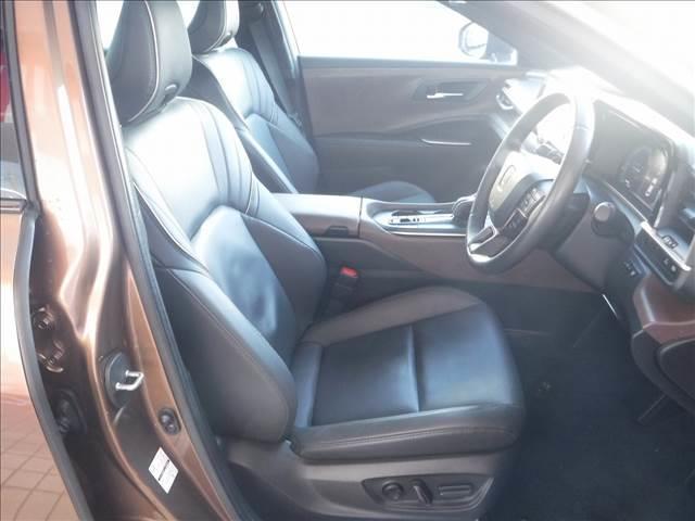 クラウンクロスオーバー Ｇアドバンスド・レザーパッケージ☆４ＷＤ☆　純正１２．３型ディスプレイオーディオ☆フルセグ☆パノラミックビューモニター☆ＥＴＣ２．０☆黒本革シート☆前席シートヒーター＆クーラー☆ステアリングヒーター☆デジタルインナーミラー☆ＨＵＤ☆置くだけ充電（5枚目）