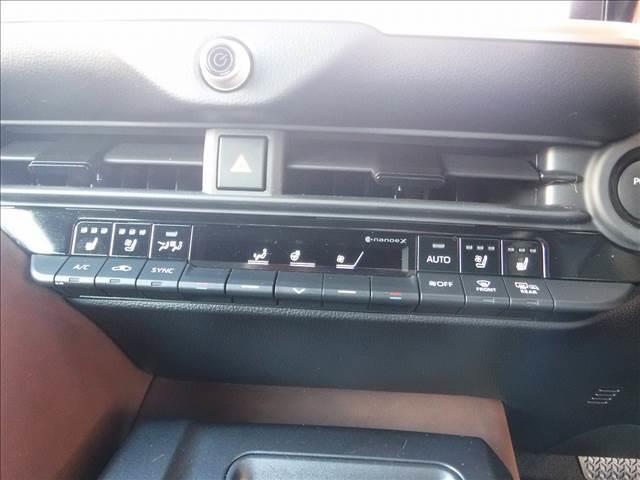 クラウンクロスオーバー Ｇアドバンスド・レザーパッケージ☆４ＷＤ☆　純正１２．３型ディスプレイオーディオ☆フルセグ☆パノラミックビューモニター☆ＥＴＣ２．０☆黒本革シート☆前席シートヒーター＆クーラー☆ステアリングヒーター☆デジタルインナーミラー☆ＨＵＤ☆置くだけ充電（8枚目）