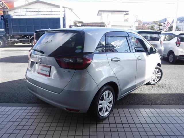 フィット ｅ：ＨＥＶベーシック☆ストラーダメモリーナビ☆バックカメラ☆　Ｂｌｕｅｔｏｏｔｈ☆ＥＴＣ☆前後ドラレコ☆ホンダセンシング☆ＡＣＣ☆ＬＫＡＳ☆ＣＭＢＳ☆オートハイビーム☆ＬＥＤヘッドライト☆クリアランスソナー☆スマートキー☆プッシュスタート☆禁煙車★試乗予約承り中（3枚目）