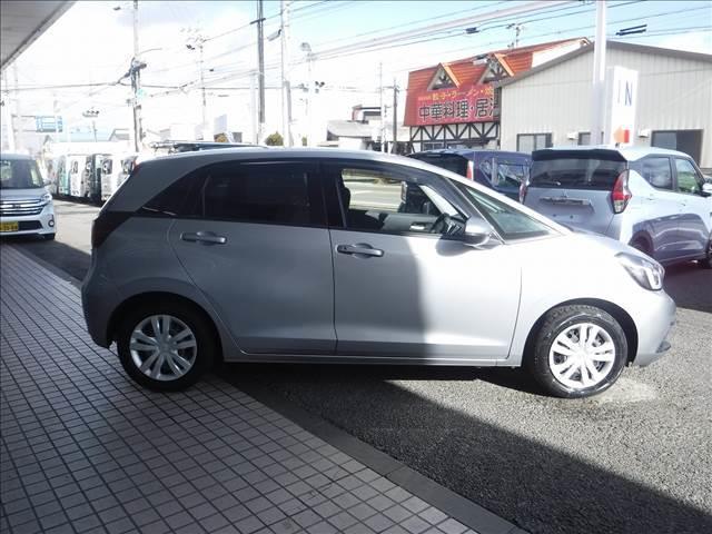 フィット ｅ：ＨＥＶベーシック☆ストラーダメモリーナビ☆バックカメラ☆　Ｂｌｕｅｔｏｏｔｈ☆ＥＴＣ☆前後ドラレコ☆ホンダセンシング☆ＡＣＣ☆ＬＫＡＳ☆ＣＭＢＳ☆オートハイビーム☆ＬＥＤヘッドライト☆クリアランスソナー☆スマートキー☆プッシュスタート☆禁煙車★試乗予約承り中（13枚目）