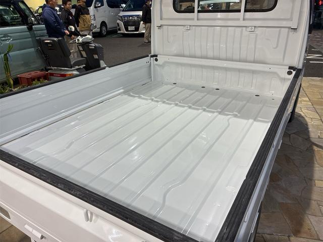 キャリイトラック KCパワステ農繁仕様 パートタイム4WD 高低二段切替式 (後輪駆動ベース) 全塗装 走行30,550キロ 1オーナー エアコン 三方開 アッパーメンバーガード リヤゲートチェーン デフロック 作業灯 AM/FMラジオ(8枚目)