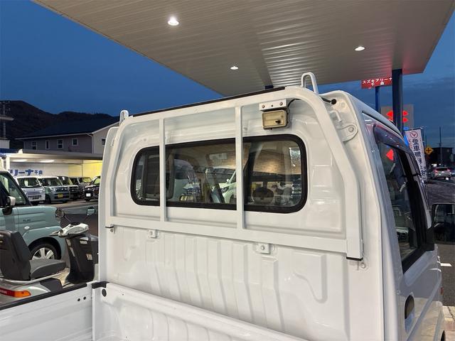 キャリイトラック KCパワステ農繁仕様 パートタイム4WD 高低二段切替式 (後輪駆動ベース) 全塗装 走行30,550キロ 1オーナー エアコン 三方開 アッパーメンバーガード リヤゲートチェーン デフロック 作業灯 AM/FMラジオ(9枚目)