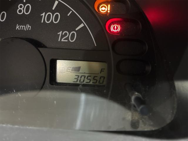 キャリイトラック KCパワステ農繁仕様 パートタイム4WD 高低二段切替式 (後輪駆動ベース) 全塗装 走行30,550キロ 1オーナー エアコン 三方開 アッパーメンバーガード リヤゲートチェーン デフロック 作業灯 AM/FMラジオ(11枚目)