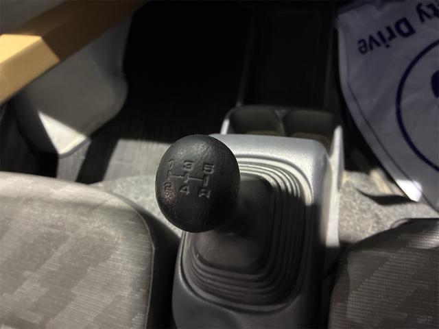 キャリイトラック KCパワステ農繁仕様 パートタイム4WD 高低二段切替式 (後輪駆動ベース) 全塗装 走行30,550キロ 1オーナー エアコン 三方開 アッパーメンバーガード リヤゲートチェーン デフロック 作業灯 AM/FMラジオ(13枚目)