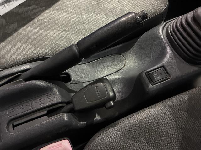 キャリイトラック KCパワステ農繁仕様 パートタイム4WD 高低二段切替式 (後輪駆動ベース) 全塗装 走行30,550キロ 1オーナー エアコン 三方開 アッパーメンバーガード リヤゲートチェーン デフロック 作業灯 AM/FMラジオ(14枚目)